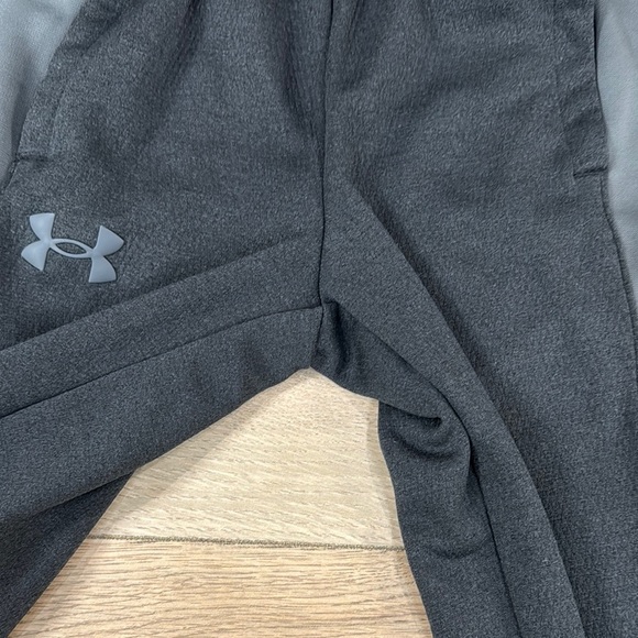 Under Armour Cold Gear Kid’s Black and Gray Sweatpants Joggers - Picture 4 of 12